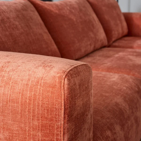 sofa w rudej tkaninie